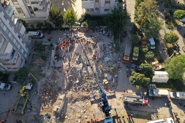 Вид на разрушенное здание после землетрясения в Измире  - Sputnik Южная Осетия
