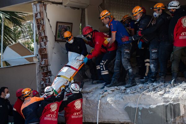 Спасатели эвакуируют тело жертвы после землетрясения в Измире  - Sputnik Южная Осетия