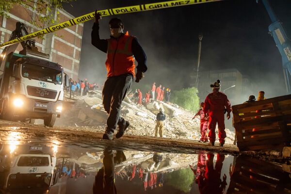 Спасатели на месте разрушенного здания после землетрясения в Измире  - Sputnik Южная Осетия