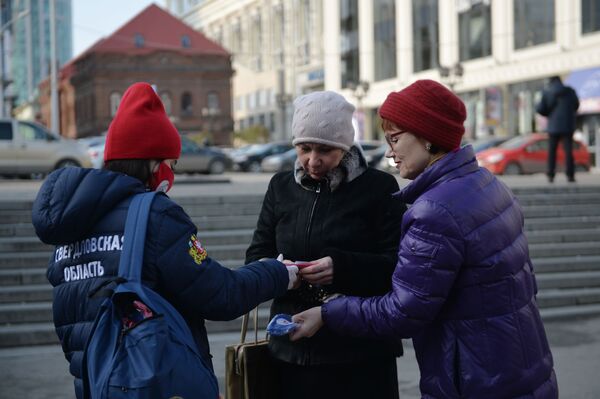 Волонтеры раздают защитные маски с символикой Дня народного единства в рамках общероссийской акции Мы вместе в Екатеринбурге - Sputnik Южная Осетия