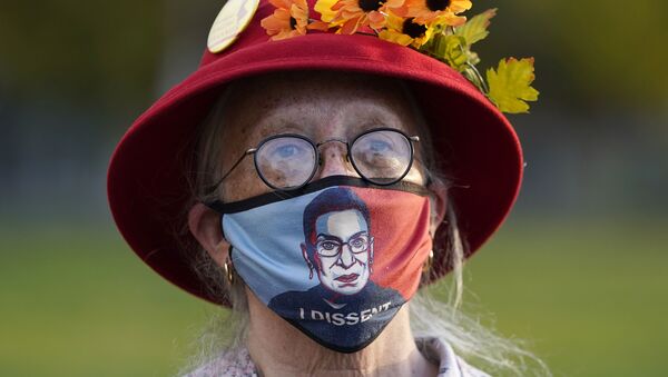 Женщина в маске с портретом судьи Верховного суда Рут Бейдер Гинзбург во время акции протеста в Портленде - Sputnik Южная Осетия