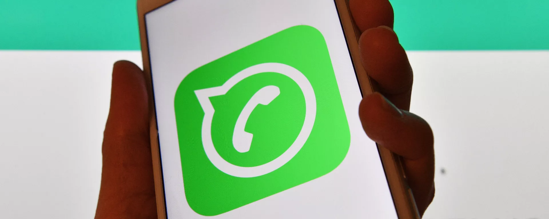 Иконка мессенджера WhatsApp на экране смартфона. - Sputnik Южная Осетия, 1920, 15.03.2021