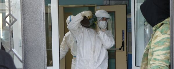 Волонтеры в Цхинвале помогают медикам в красной зоне – видео Волонтеры в Цхинвале помогают медикам в красной зоне – видео - Sputnik Южная Осетия