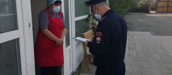 Участковые в Цхинвале уведомляют кафе и рестораны о запрете массовых мероприятий Участковые в Цхинвале уведомляют кафе и рестораны о запрете массовых мероприятий - Sputnik Южная Осетия