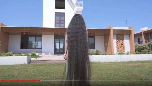 Девушка с самыми длинными в мире волосами, видео - Sputnik Южная Осетия