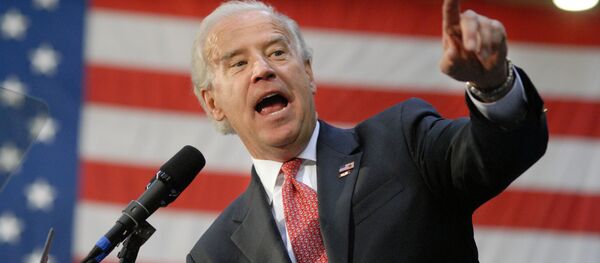 Кандидат в вице-президенты от Демократической партии Джо Байден разговаривает со сторонниками Кандидат в вице-президенты от Демократической партии Джо Байден разговаривает со сторонниками - Sputnik Южная Осетия