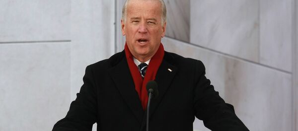 Вице-президент Джозеф Байден говорит на лестнице мемориала Линкольна Вице-президент Джозеф Байден говорит на лестнице мемориала Линкольна - Sputnik Южная Осетия