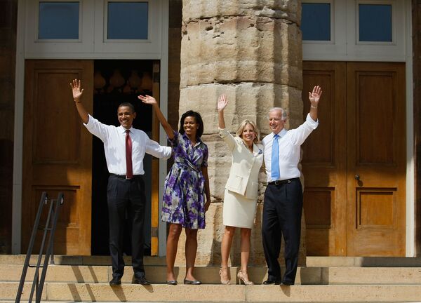 Кандидат в президенты США от Демократической партии, сенатор от штата Иллинойс Барак Обама (слева) с женой Мишель (2 слева) и избранный вице-президентом сенатор от штата Делавэр Джо Байден (справа) и его жена Джилл - Sputnik Южная Осетия