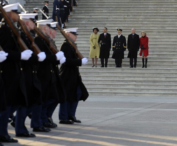 Президента Барака Обама, его жену Мишель (слева), вице-президента Джозефа Байдена (2-справа) и его жену Джилл (справа) сопровождает генерал-майор Ричард Роу - Sputnik Южная Осетия