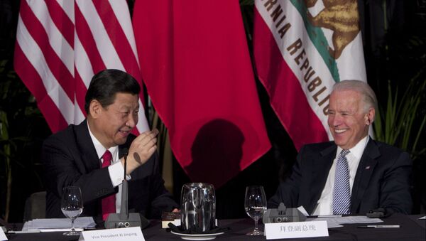 Глава Китая Си Цзиньпин ест шоколад на встрече с вице-президентом США Джо Байденом  - Sputnik Южная Осетия