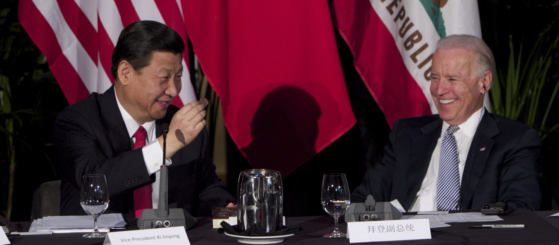 Глава Китая Си Цзиньпин ест шоколад на встрече с вице-президентом США Джо Байденом  - Sputnik Южная Осетия, 1920, 23.01.2021