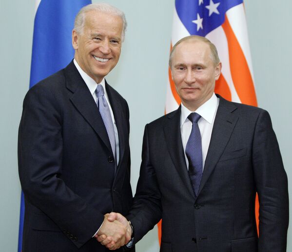 Премьер-министр России Владимир Путин (справа) пожимает руку вице-президенту США Джо Байдену  - Sputnik Южная Осетия