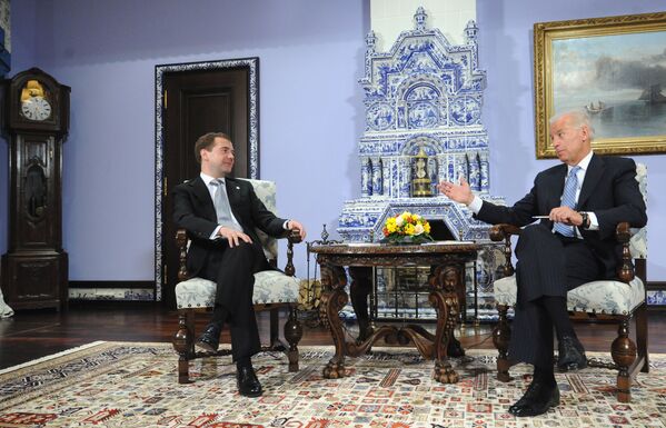 Президент России Дмитрий Медведев (слева) беседует с вице-президентом США Джо Байденом - Sputnik Южная Осетия