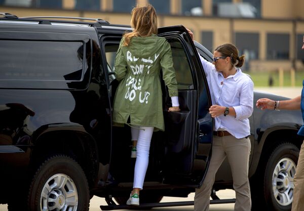 Мелания Трамп прибывает на базу ВВС Andrews, штат Мэриленд, в куртке Zara с надписью: «Мне правда все равно, а вам?» - Sputnik Южная Осетия