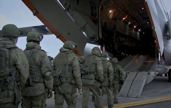 Погрузка военной техники и личного состава в тяжёлые военно-транспортные самолёты Ил-76 на аэродроме Ульяновск-Восточный - Sputnik Южная Осетия