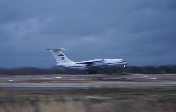 Тяжёлый военно-транспортный самолёт Ил-76 с военной техникой и личным составом на борту взлетает с аэродрома Ульяновск-Восточный - Sputnik Южная Осетия