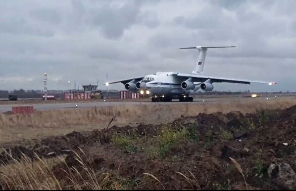 Тяжёлый военно-транспортный самолёт Ил-76 с военной техникой и личным составом на борту на аэродроме Ульяновск-Восточный - Sputnik Южная Осетия
