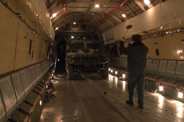 Погрузка военной техники и личного состава в тяжёлые военно-транспортные самолёты Ил-76 на аэродроме Ульяновск-Восточный - Sputnik Южная Осетия