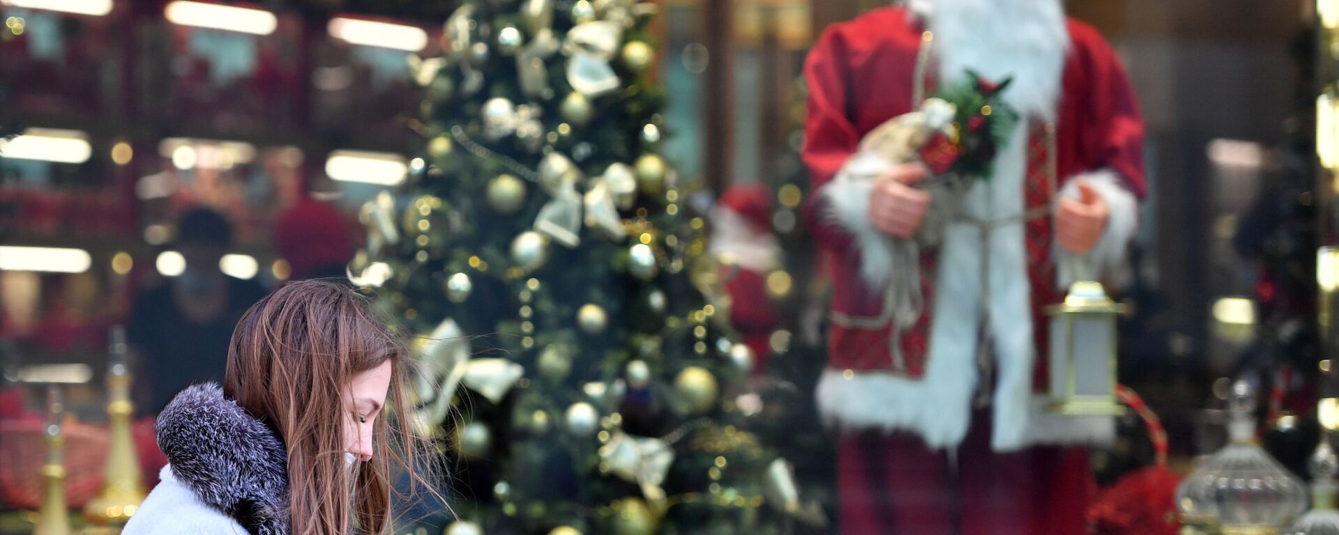 Девушка в защитной маске на улице в Москве. - Sputnik Южная Осетия, 1920, 01.01.2021