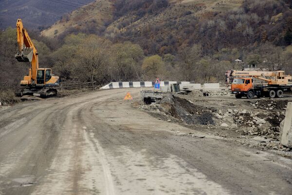 Автотрассӕ Гуфта-Къуаисайыл фесты асфальтгӕнӕг куыстытӕ - Sputnik Хуссар Ирыстон