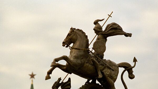 Скульптура Георгия Победоносца на куполе подземного торгового центра Охотный ряд на Манежной площади. - Sputnik Южная Осетия