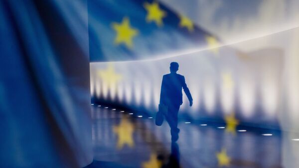 Отражение мужчины на фоне флага ЕС - Sputnik Южная Осетия