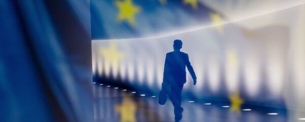 Отражение мужчины на фоне флага ЕС Отражение мужчины на фоне флага ЕС - Sputnik Южная Осетия