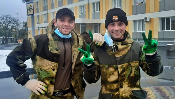 Волонтеры Фидар Джиоев и Заур Лохов - Sputnik Южная Осетия