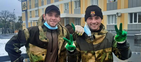 Волонтеры Фидар Джиоев и Заур Лохов Волонтеры Фидар Джиоев и Заур Лохов - Sputnik Южная Осетия