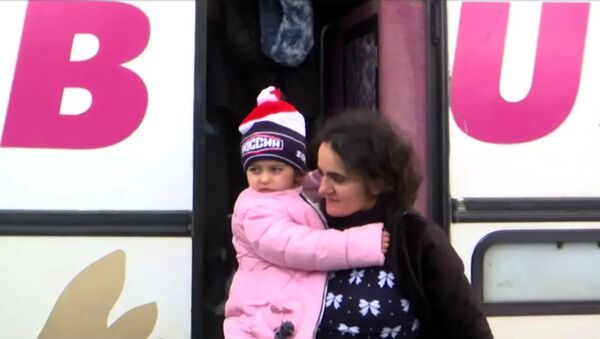 Очередные автобусы с беженцами прибыли в Степанакерт в сопровождении российских миротворцев - Sputnik Южная Осетия