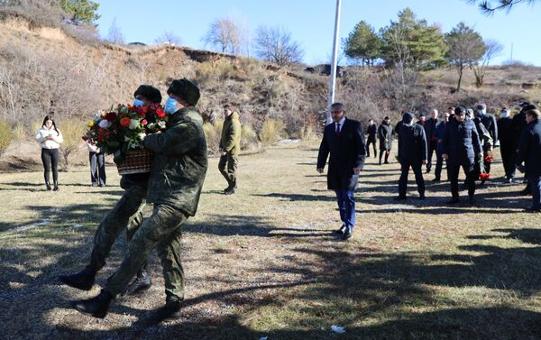 Возложение цветов к мемориалу мужества и народного единства - Sputnik Южная Осетия