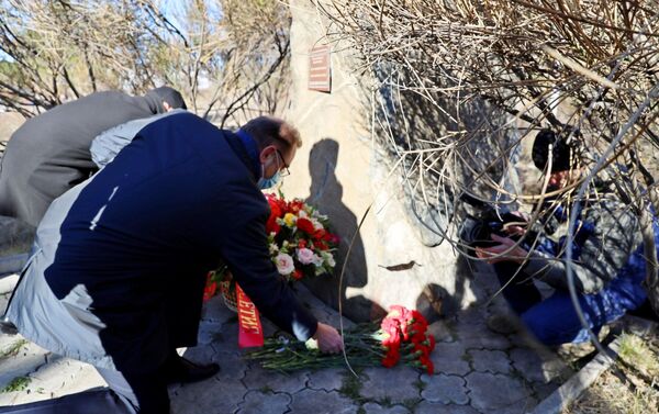 Возложение цветов к мемориалу мужества и народного единства - Sputnik Южная Осетия