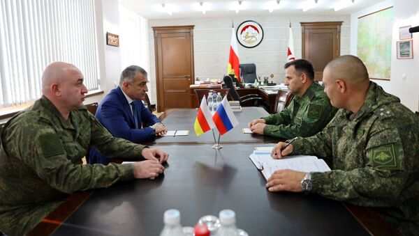 Встреча Анатолия Бибилова с командующим 58-й армией Михаилом Зусько - Sputnik Южная Осетия