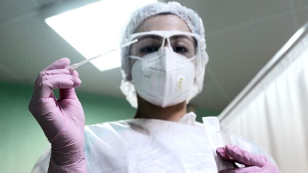 Медсестра с универсальным зондом для взятия ПЦР-теста на коронавирус - Sputnik Южная Осетия