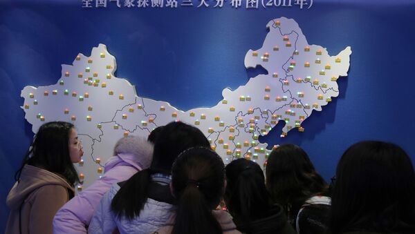 Жителя Китая смотрят на карту - Sputnik Южная Осетия
