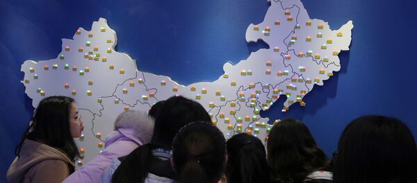 Жителя Китая смотрят на карту - Sputnik Южная Осетия