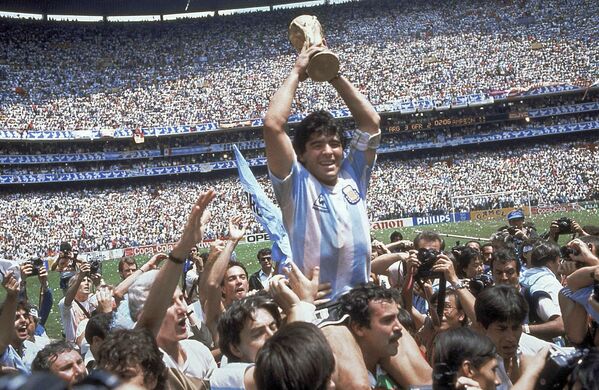 Диего Марадона после победы сборной Аргентины в финальном матче со сборной Германии в рамках ЧМ 1986 в Мексике - Sputnik Южная Осетия