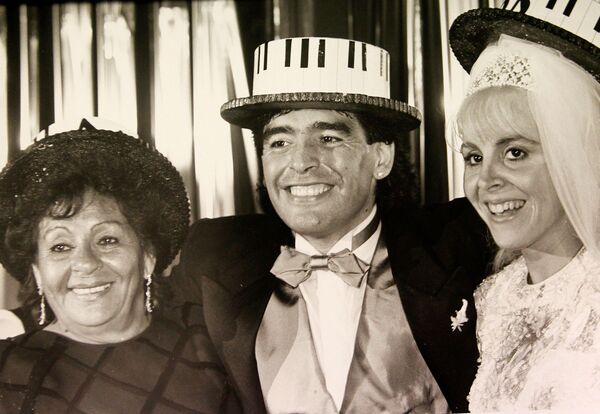 Аргентинский футболист Диего Марадона с женой Клаудией и мамой на свадьбе, 1989 год - Sputnik Южная Осетия
