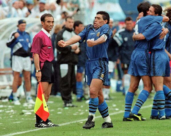  Капитан сборной Аргентины по футболу Диего Марадона празднует забитый гол в матче с Грецией на чемпионате мира в 1994 году - Sputnik Южная Осетия
