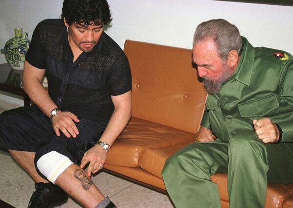 Легенда футбола Диего Марадона и президент Кубы Фидель Кастро во время встречи на Кубе, 2001 год - Sputnik Южная Осетия