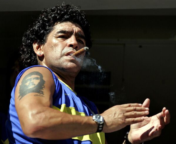 Легенда футбола Диего Марадона с кубинской сигарой и татуировкой Че Гевары, 2006 год - Sputnik Южная Осетия