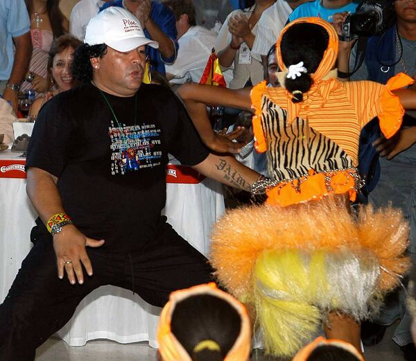 Легенда футбола Диего Марадона танцует на вечеринке в честь завершения карьеры колумбийского футболиста Карлоса Вальдеррамы, 2004 год - Sputnik Южная Осетия