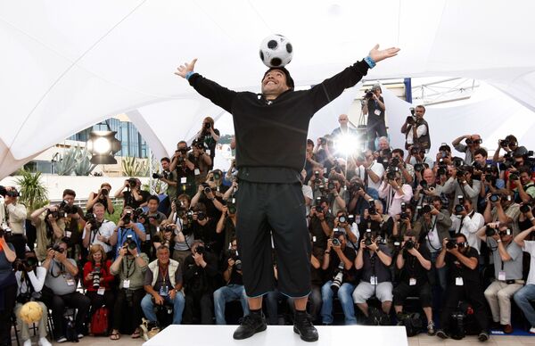 Легенда футбола Диего Марадона позирует во время презентации документального фильма о себе в Каннах, 2008 год - Sputnik Южная Осетия
