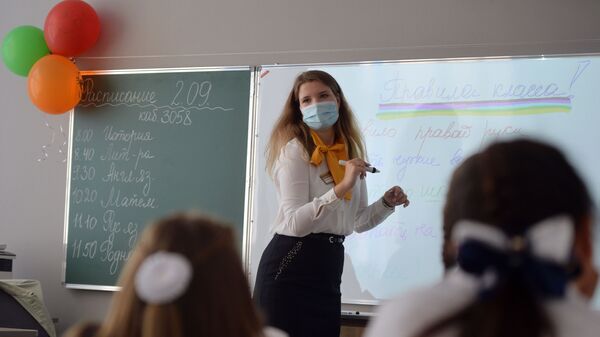 Учитель проводит урок. Архивное фото - Sputnik Южная Осетия