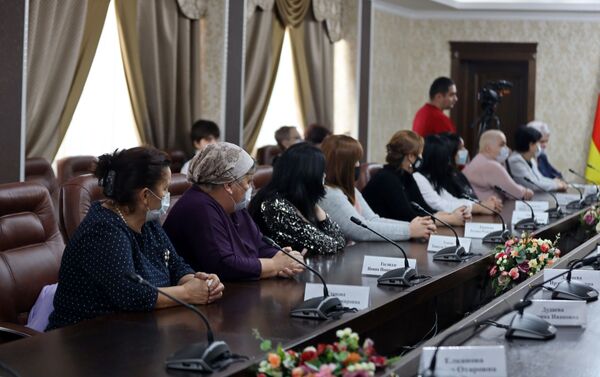 Встреча президента Анатолия Бибилова с многодетными матерями - Sputnik Южная Осетия
