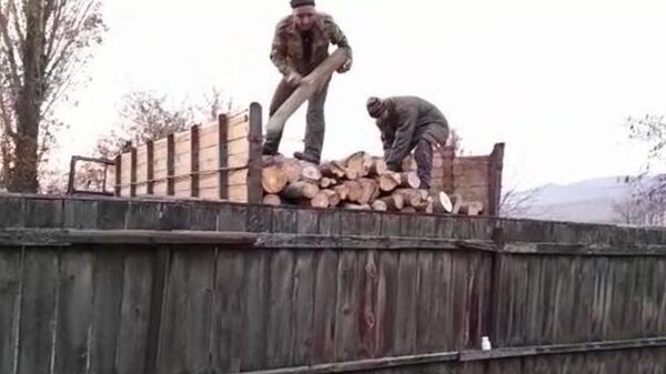 Милиционеры в Ленингорском районе Южной Осетии привезли пенсионерке машину дров Милиционеры в Ленингорском районе Южной Осетии привезли пенсионерке машину дров - Sputnik Южная Осетия