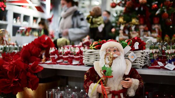Продажа елочных игрушек и новогодних украшений на новогоднем базаре в ЦУМе в Москве - Sputnik Южная Осетия