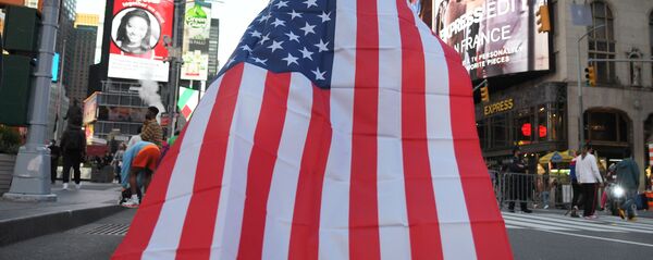 Люди на одной из улиц в Нью-Йорке после новостей о победе на выборах президента США кандидата от Демократической партии Джозефа Байдена Люди на одной из улиц в Нью-Йорке после новостей о победе на выборах президента США кандидата от Демократической партии Джозефа Байдена - Sputnik Южная Осетия