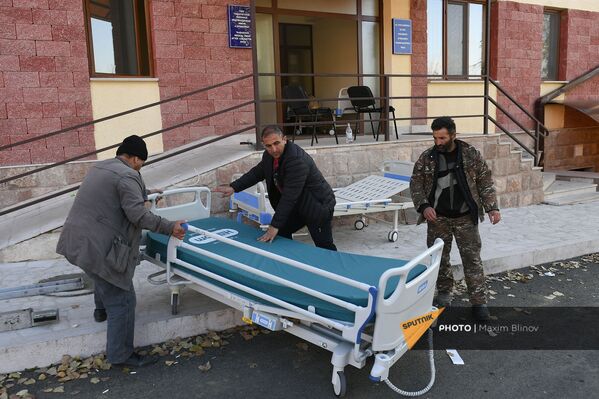 Люди возле больницы в городе Бердзор (27 ноября 2020). Карабах - Sputnik Южная Осетия