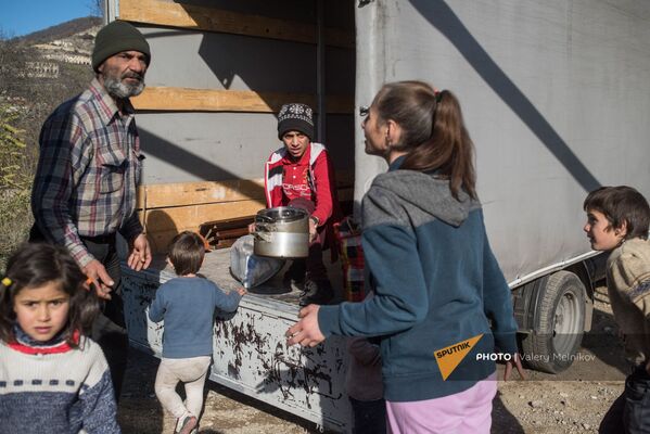 Семья из города Бердзор собирает вещи перед тем, как покинуть свой дом в Бердзоре (28 ноября 2020). Карабах - Sputnik Южная Осетия